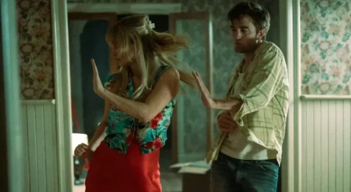 Jennifer Lawrence e Robert Pattinson em "Morra, Amor" • Divulgação/ Mubi